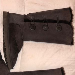 Size 8 Bailey button triplet Ugg boots